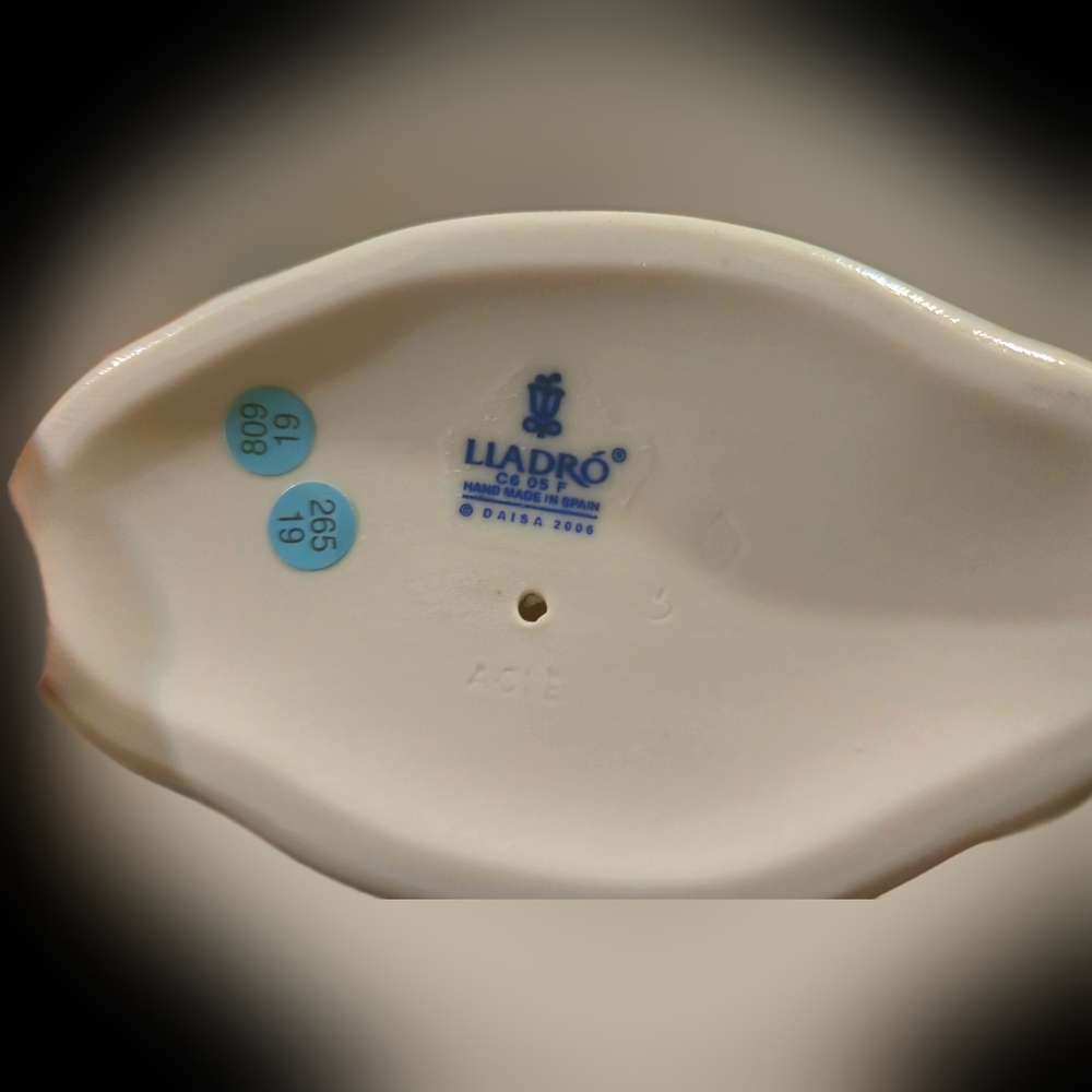 Elegant White Swan Figurines with Gold Accents - Picture 7 of 10